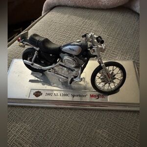 Maisto 2002 XL 1200C Sportster Harley Davidson Motorcycle Die Cast 1:18 Scale